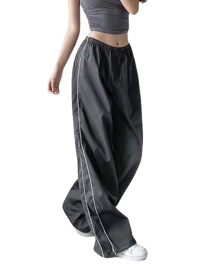 Rückenansicht der Damen Sporthose mit weitem Bein und Elastikbund, ideal für entspannte Tage.