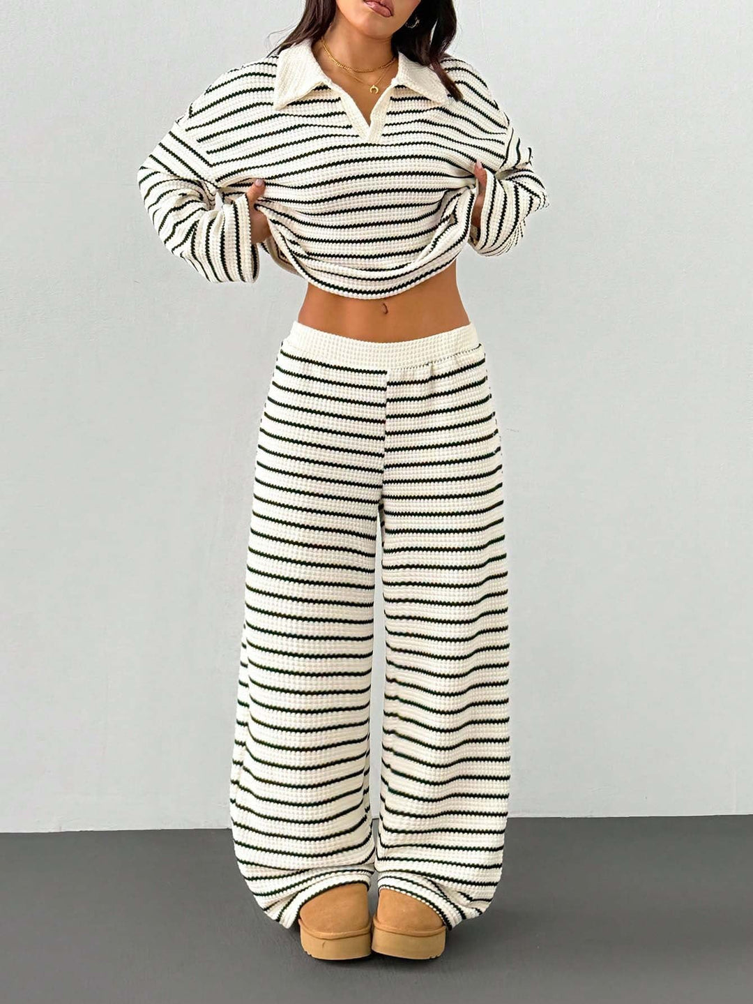Damen Freizeit Set: Gestreiftes Polokragen-Top & bequeme Palazzo Hose. Perfekt für Komfort & Stil.
