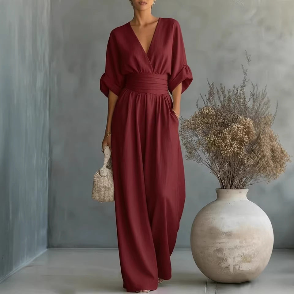Stylischer Damen Overall, festlich und vielseitig. Mit V-Ausschnitt und weitem Bein für jeden Anlass.