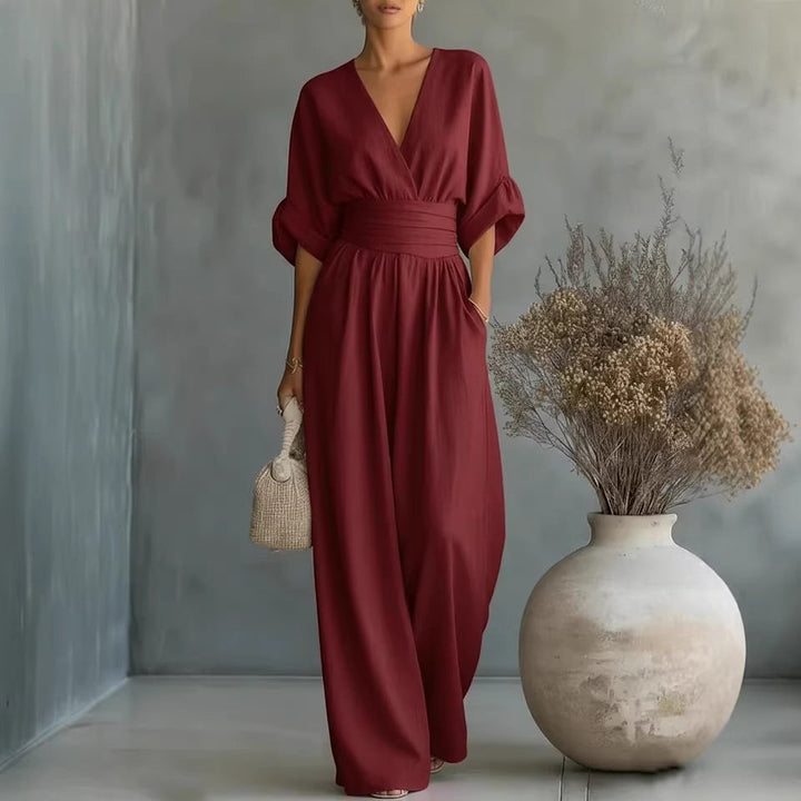 Stylischer Damen Overall, festlich und vielseitig. Mit V-Ausschnitt und weitem Bein für jeden Anlass.
