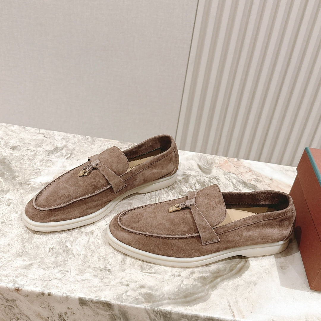 Elegante Herren Mokassins aus hochwertigem Material, klassischer Slipper-Stil für Herrenmode.