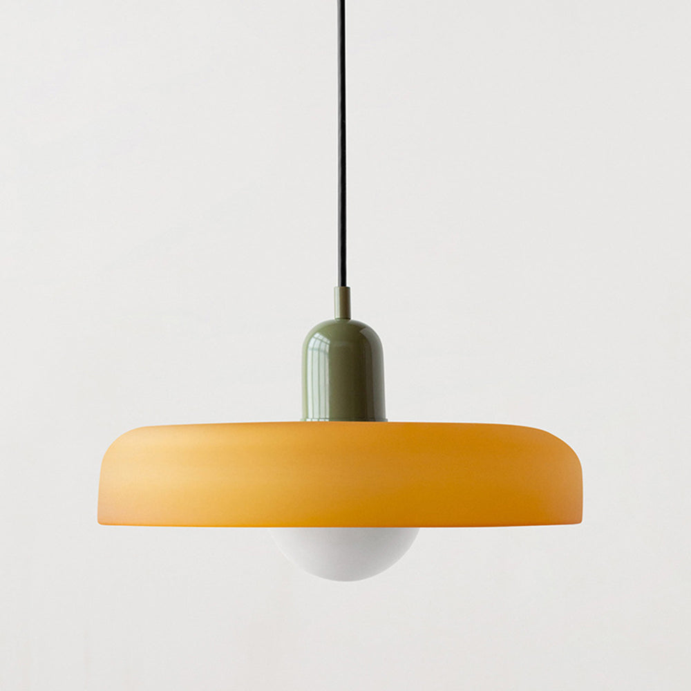 Pendelleuchte im stilvollen Bauhaus-Design, mit farbenfrohen Glaselementen.