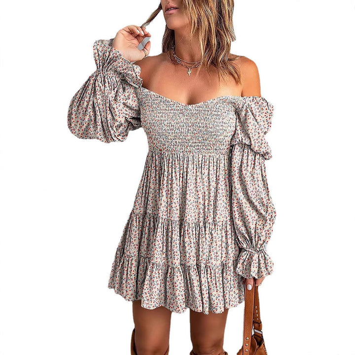 Bequemes Damen Off-Shoulder Minikleid mit elastischem Smok-Oberteil und Volants. Für einen stilvollen Sommer.