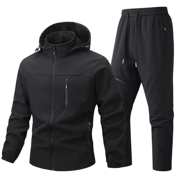 Praktischer Herren Sportanzug mit Kapuzenjacke und Jogginghose. Atmungsaktive Activewear für jeden Anlass.