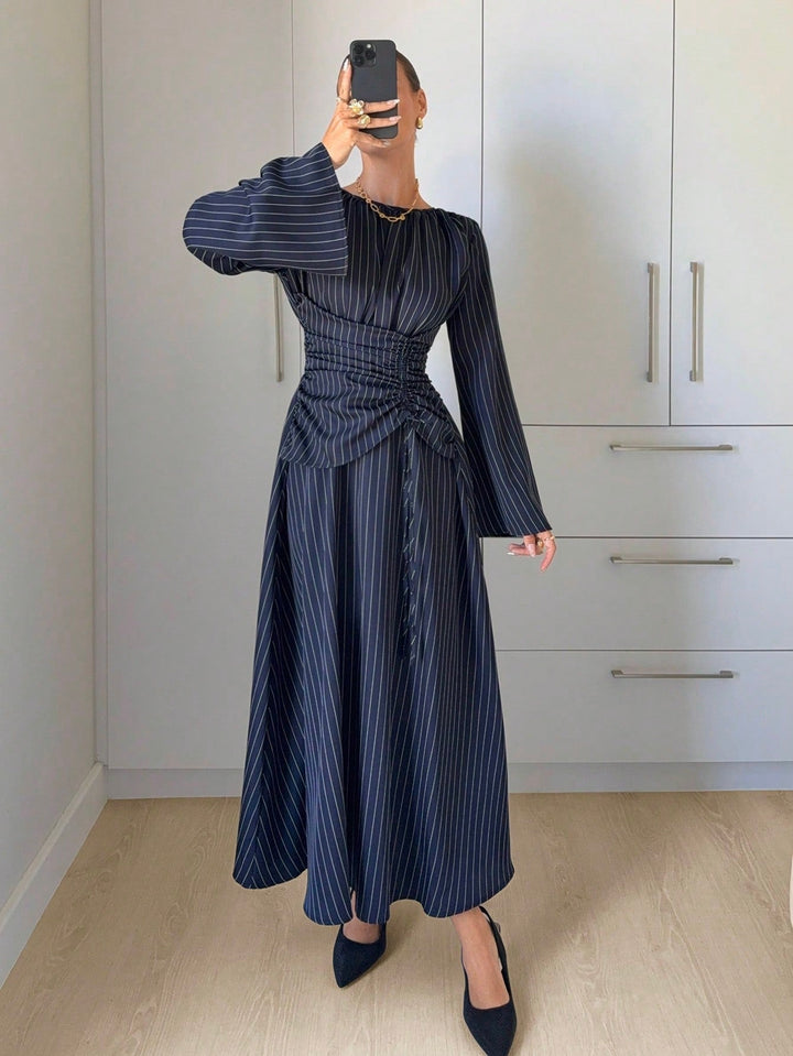 Schmeichelndes Damen Maxikleid, tailliert mit Schnürung und weitem Rock. Elegant für Frühling und Sommer.