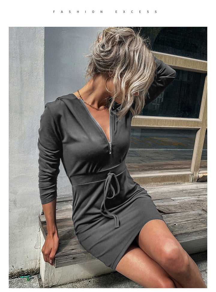 Trendiges Damen-Freizeitkleid, modisch geschnitten, mit Reißverschluss am Kragen und Taillengürtel.