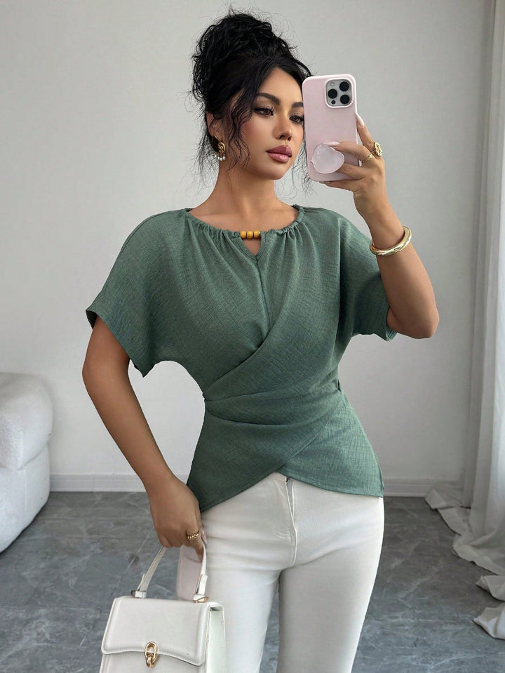 Schickes Damen Kurzarm-Top, tailliert, mit edlen Perlen und modischer Schlüsselöffnung. Ein eleganter Look für viele Anlässe.