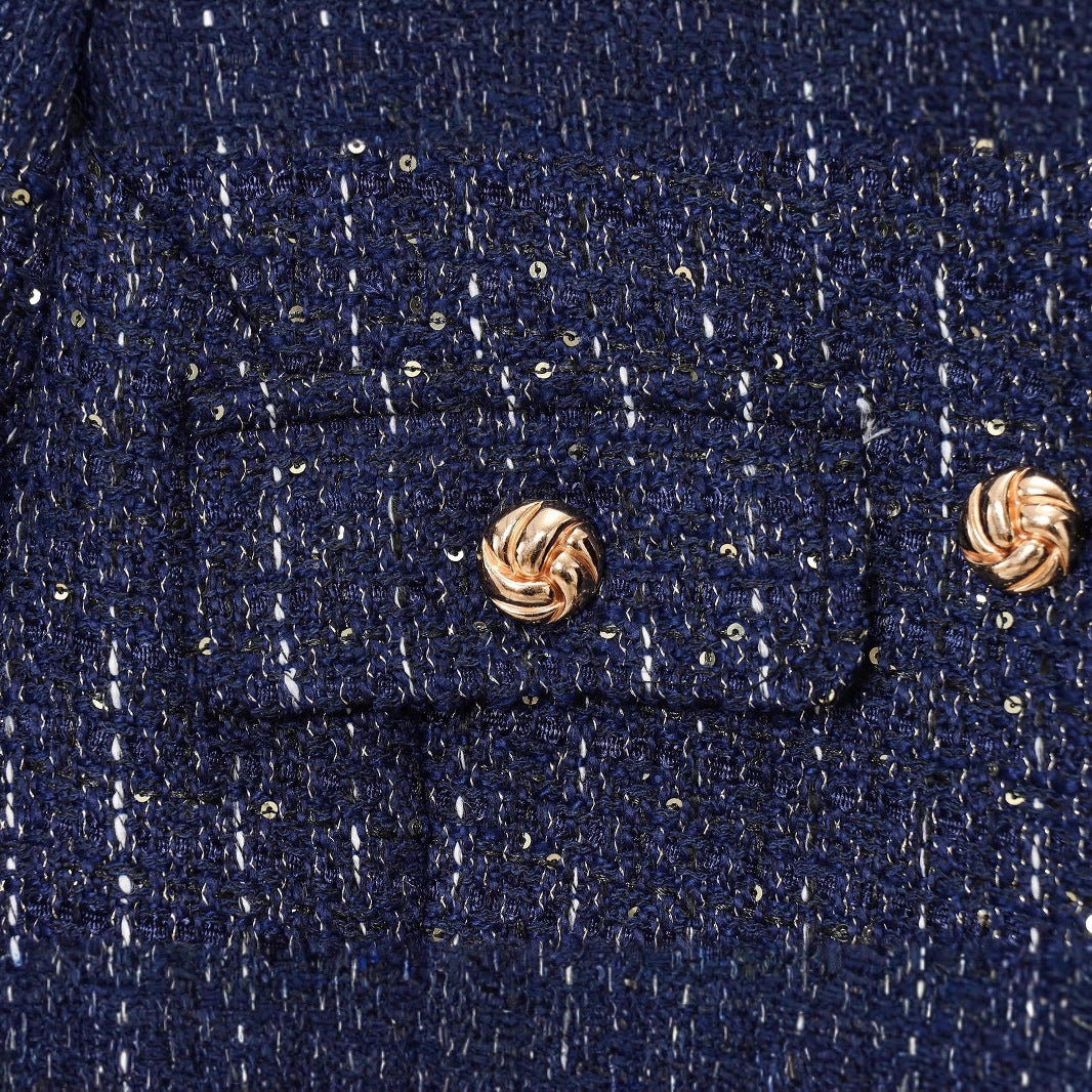 Klassische Damen-Kurzjacke in Dunkelblau, mit goldenen Knöpfen, ideal für einen eleganten Business-Look.