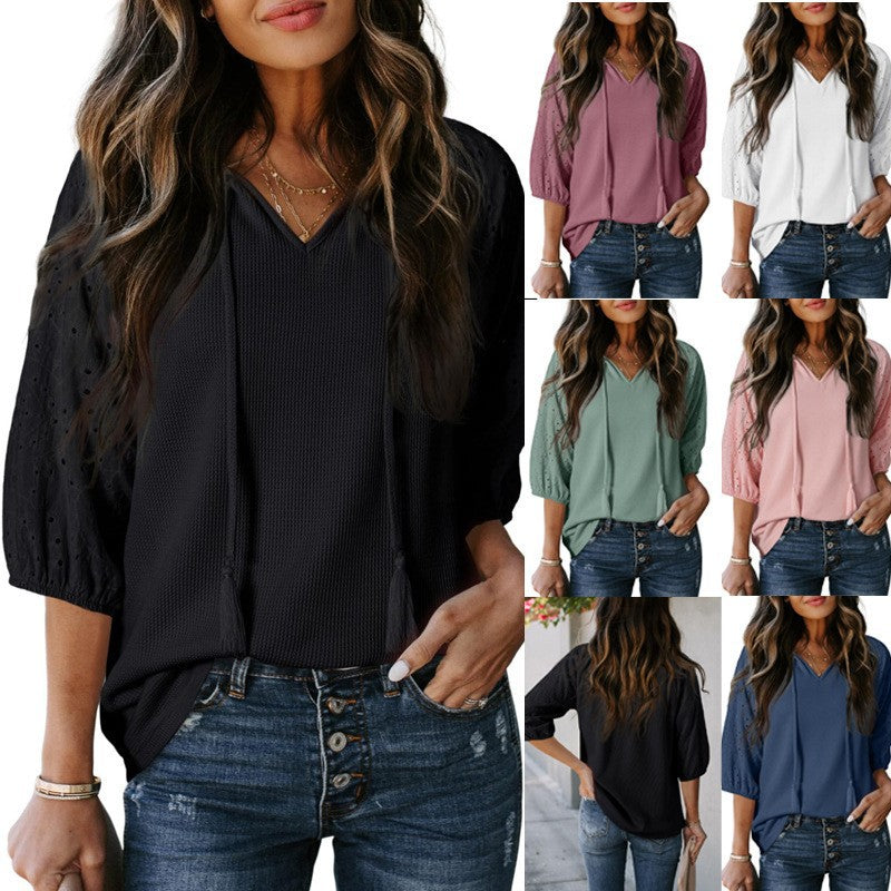 Damen Waffelshirt mit V-Ausschnitt, bestickten Puffärmeln & Quasten; lässig-elegantes Freizeit-Oberteil.