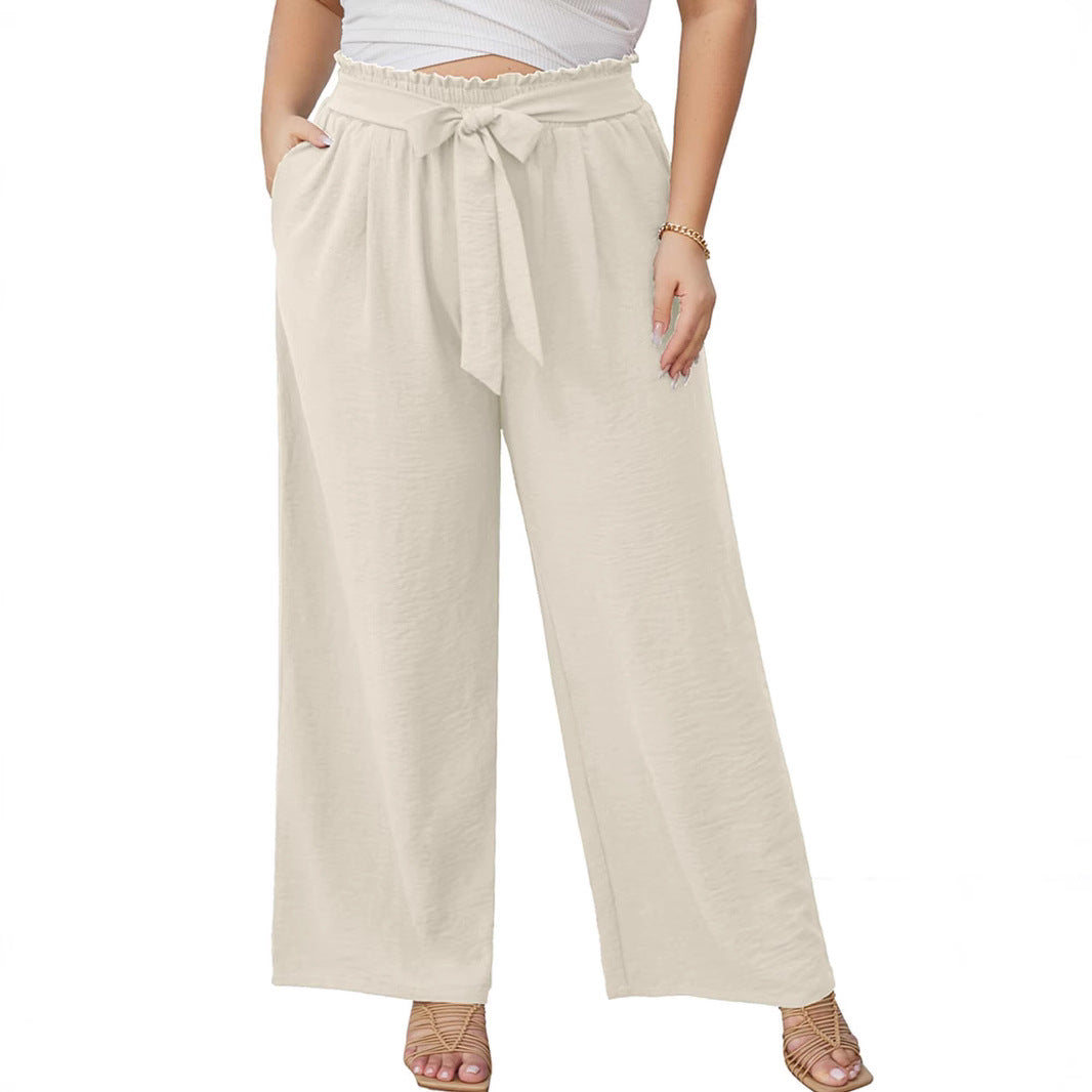 Detailaufnahme: Hohe Taille der Paperbag-Hose mit gerafftem Bund und elegantem Bindegürtel, schmeichelnd für Damen.