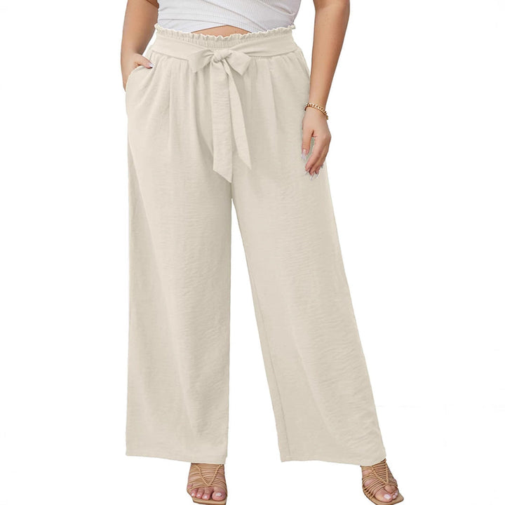 Detailaufnahme: Hohe Taille der Paperbag-Hose mit gerafftem Bund und elegantem Bindegürtel, schmeichelnd für Damen.