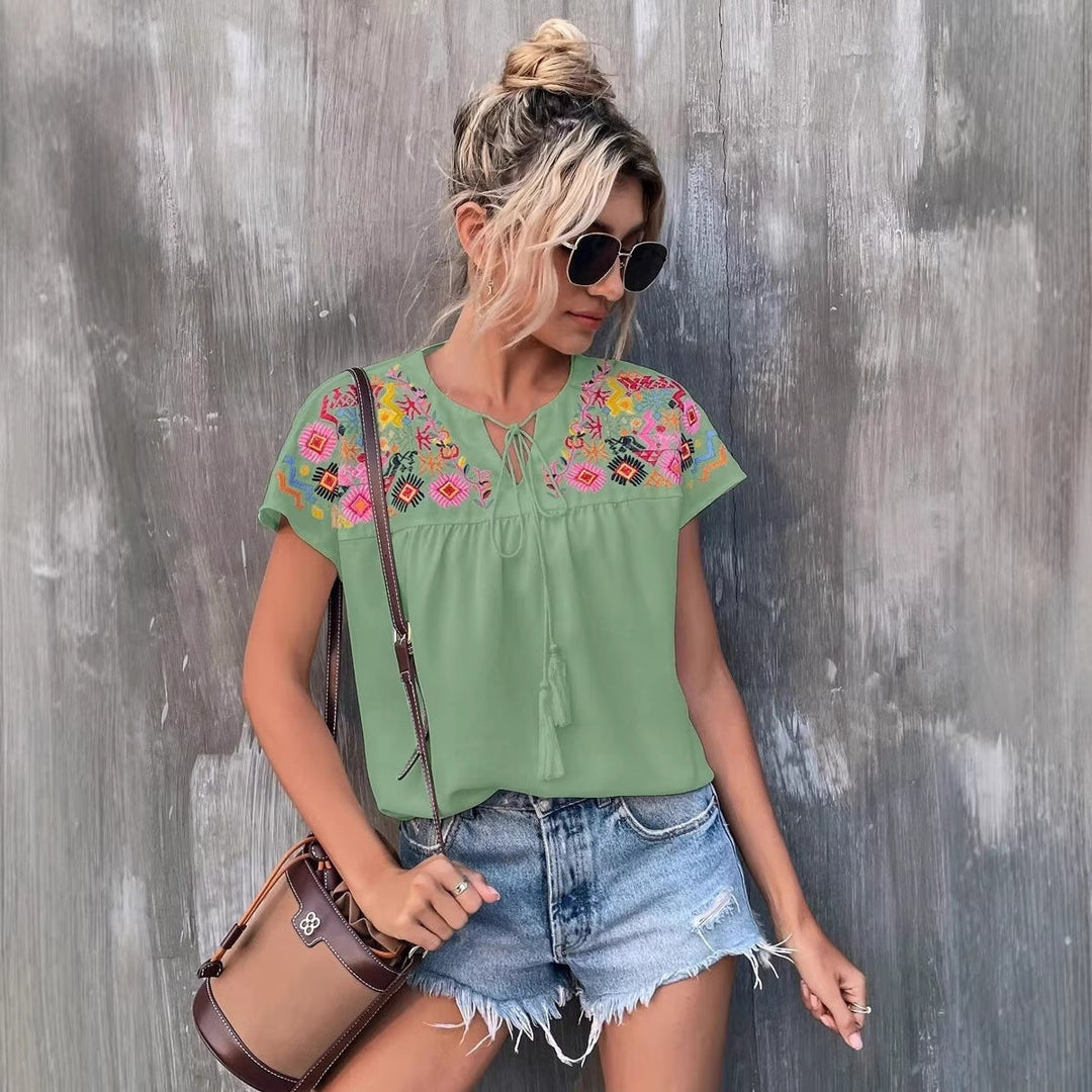 Vielseitige Damen Boho-Bluse mit Stickerei & Quasten, perfekt als Strandmode oder schickes Sommer-Top.