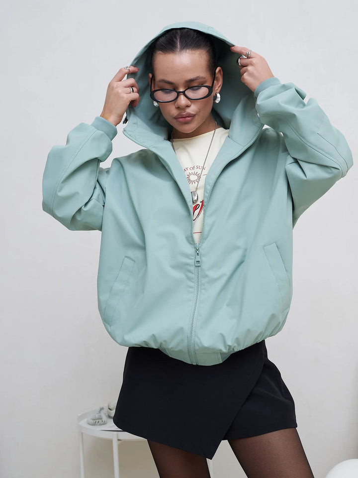 Schwarze leichte Damen Kapuzenjacke, stilvoll & bequem. Eine vielseitige Reißverschlussjacke für jede Jahreszeit.