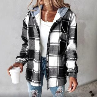Komfortable Kapuzenjacke für Damen mit stilvollem Karomuster. Perfekt für kühle Herbsttage.