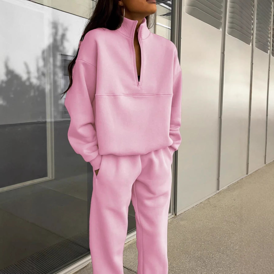 Stylisches Damen Loungewear Zweiteiler: Oversize Sweatshirt mit halbem Reißverschluss & komfortable Jogginghose.