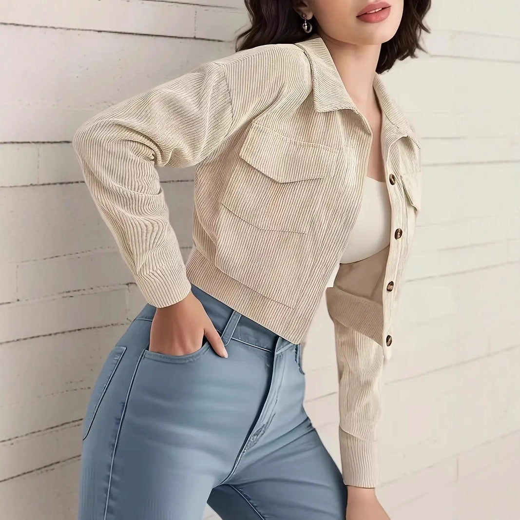 Damen Kurzarm-Cropped-Jeansjacke in Aprikose mit Knöpfen, modisch für den Sommer-Look.