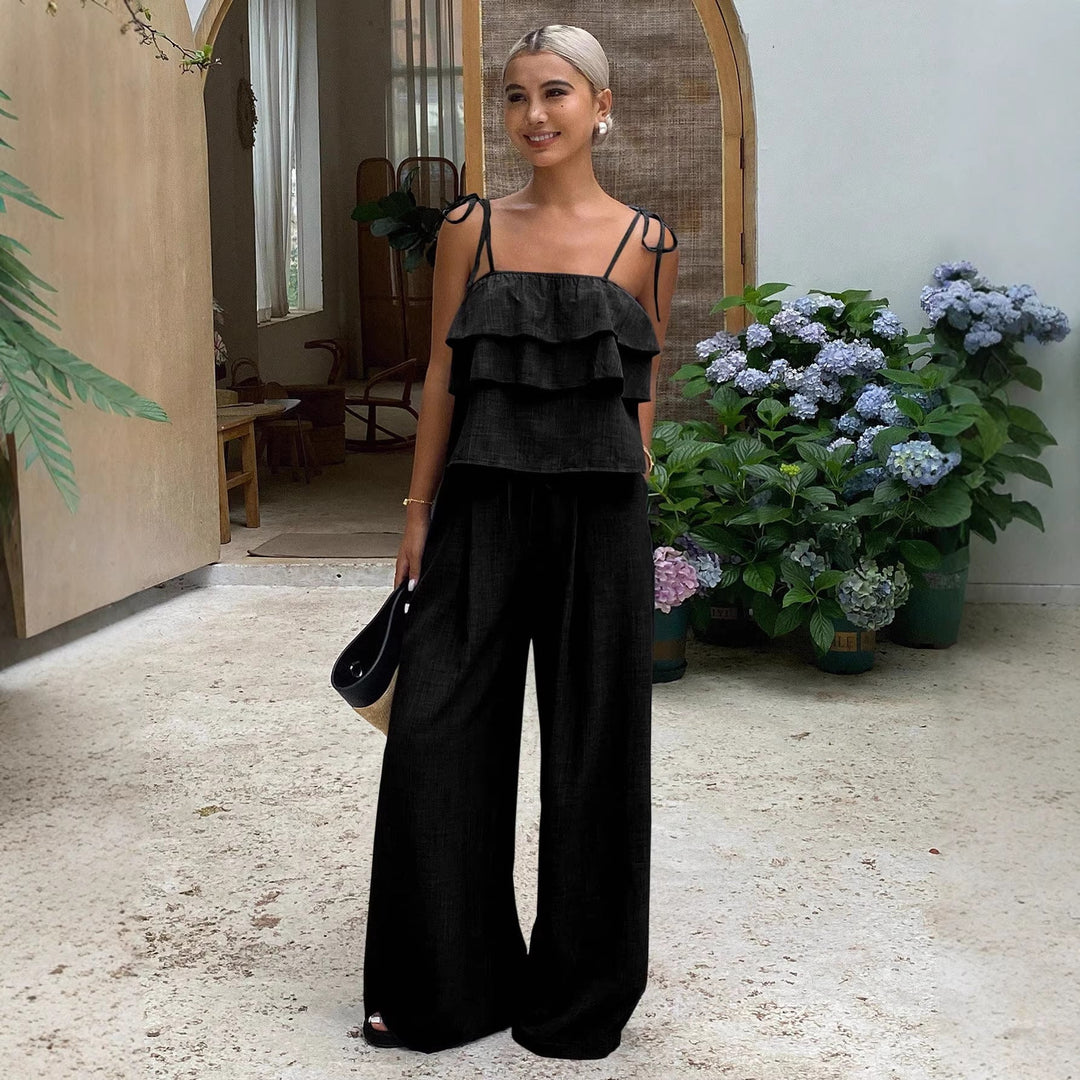 Stilvolles Sommeroutfit: Femininer Zweiteiler für Damen mit Volant-Top und weiter Palazzo-Hose, locker fallend.