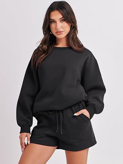 Vielseitiges Damen Sweatset: Oversize Sweatshirt & High-Waist Shorts, ideal für Home-Office & Freizeit.