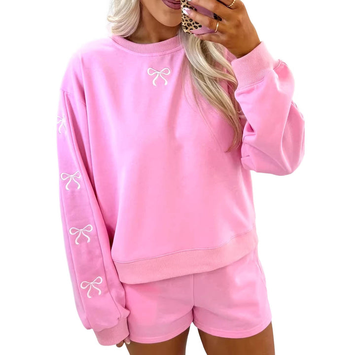 Seitliche Ansicht des Damen Homewear Sets: fließendes Oberteil mit Ballonärmeln und bequeme Shorts. Vielseitige Freizeitmode.