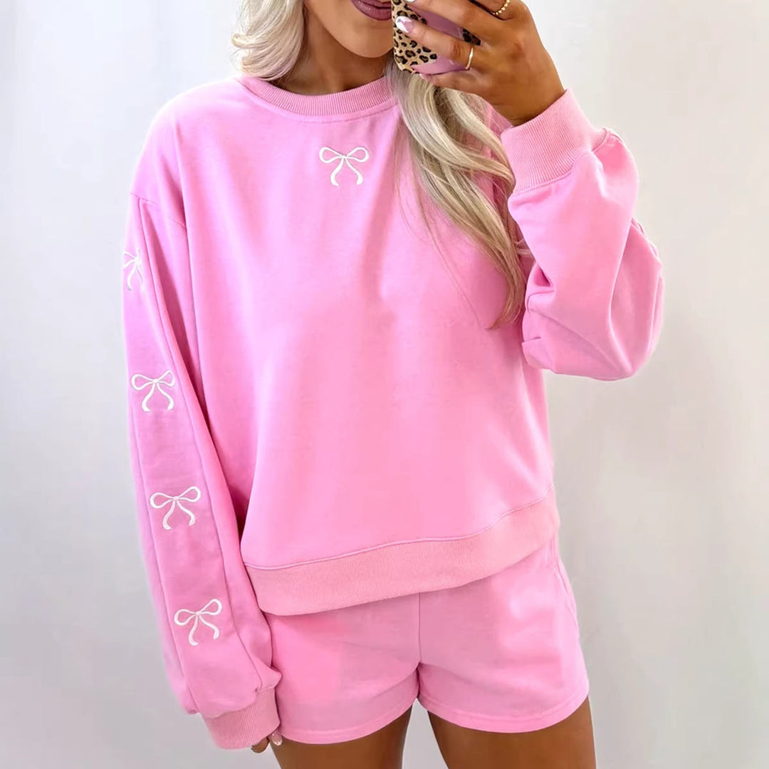 Model trägt beiges Damen Lounge-Set: weiches Shirt mit Ballonärmeln und passende Shorts. Komfortabler Hausanzug für Sommer.