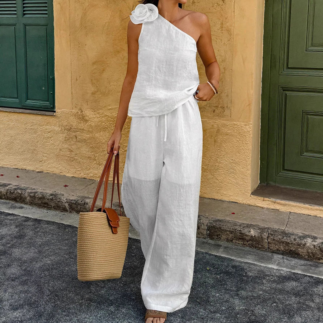 Stilvoller Damen Jumpsuit mit Einschulter-Design, floraler Rosette und fließendem, weitem Bein.