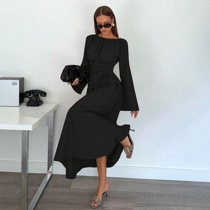 Feminines Damen Maxikleid, tailliert mit Raffung und schmeichelnder Schnürung. Eleganz für Freizeit.