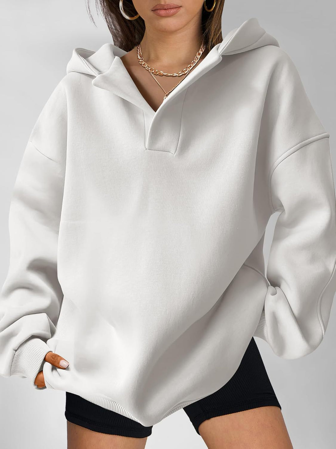 Moderner Damen Kapuzenpullover Oversize, V-Ausschnitt, Rippbündchen. Ein Must-have für Herbst & Winter.