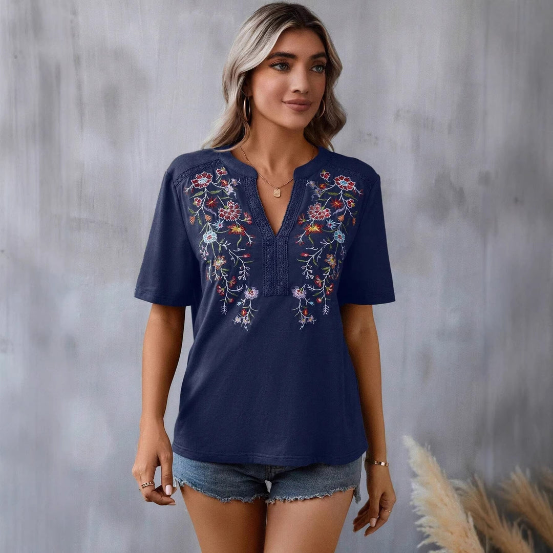 Kurzärmlige Damen Boho-Tunika mit feiner Stickerei, elegantem V-Ausschnitt und zartem Spitzenbesatz.