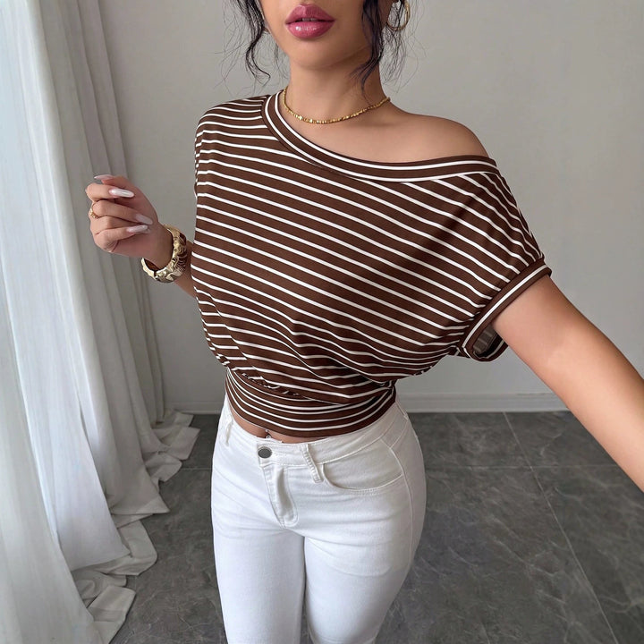 Modernes gestreiftes Off-Shoulder Cropped Top für Damen. Kurzarm-Shirt, taillenbetont und perfekt für Frauenmode.