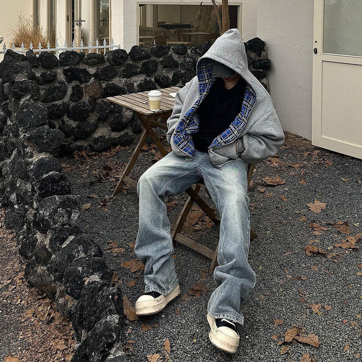 Nahaufnahme des karierten Futters in gepolstertem Herren Hoodie. Stylische Kapuzenjacke für kalte Tage.