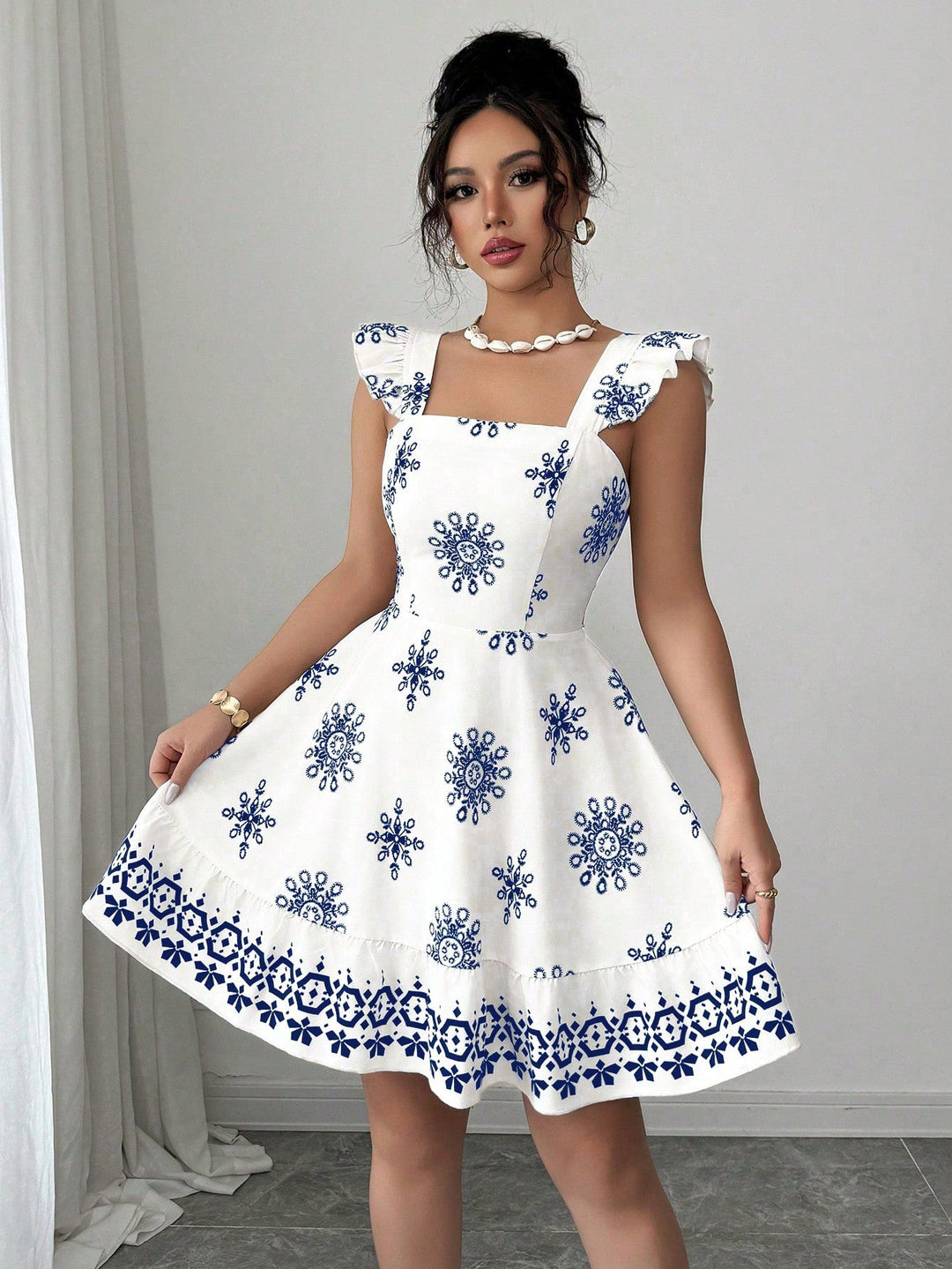 Luftiges Damen Sommerkleid, A-Linie, bestickt mit Blumenmuster, Rüschen-Träger & Quadrat-Ausschnitt.