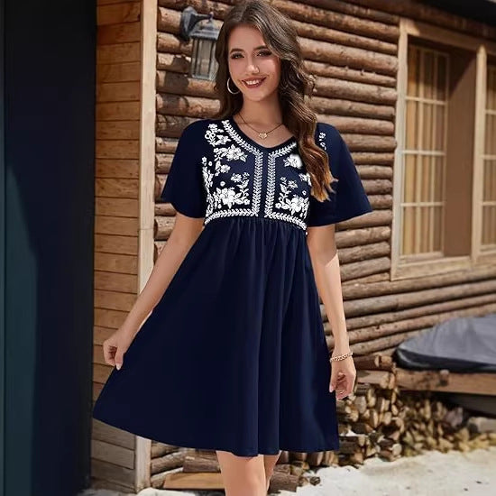 Florales Sommerkleid für Damen im Empire-Stil mit besticktem V-Ausschnitt. Ideal für Urlaub & Freizeit.