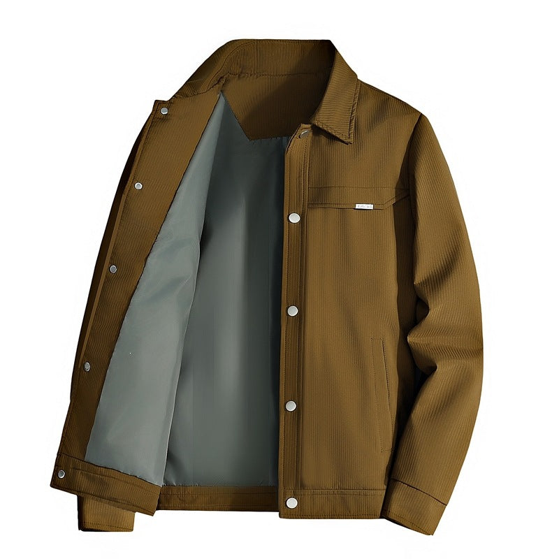 Mann trägt funktionale leichte Herren Outdoorjacke beim Wandern, sportlich & wetterfest, ideal für Reisen.