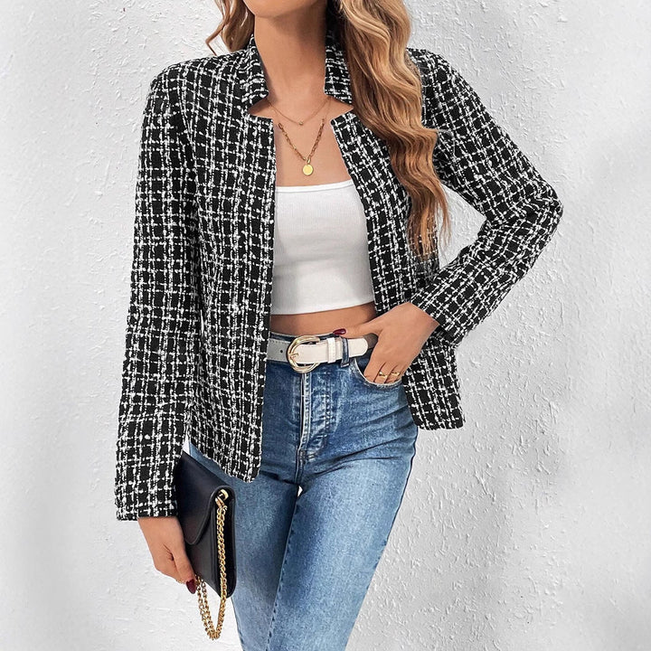 Dame in zeitloser, eleganter Kurzjacke für einen seriösen Business-Look. Vielseitige Jacke für den Übergang.