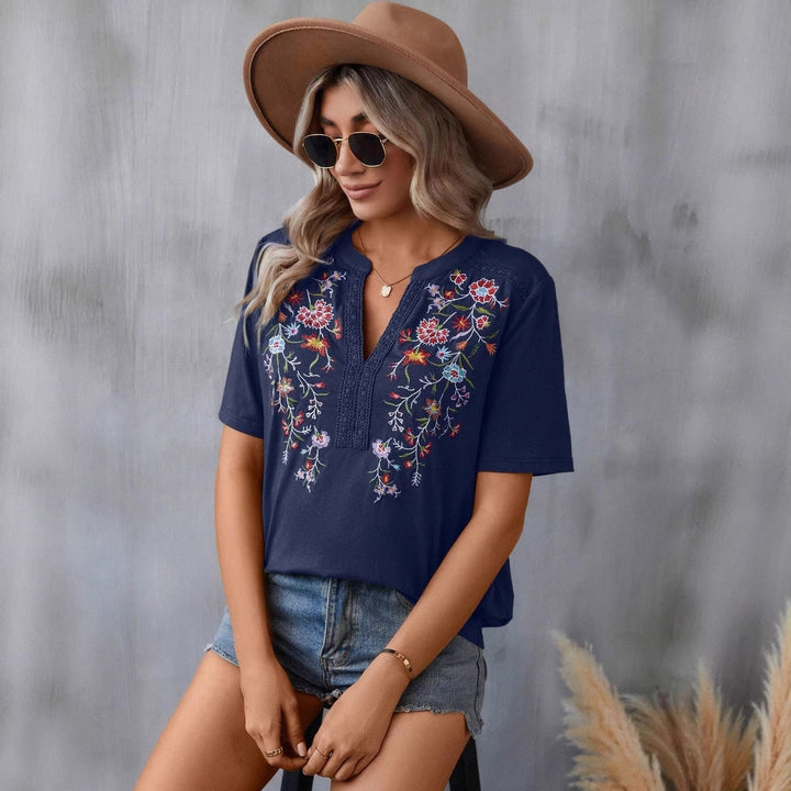 Elegante Damen Tunika im Boho-Stil, bestickt mit Blumenmuster, Spitze und V-Ausschnitt für Freizeit & Sommer.