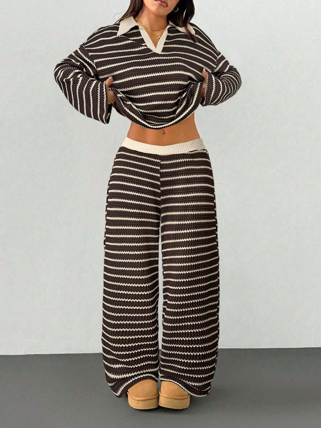 Damen Loungewear Set: Gestreiftes Polokragen-Top & Palazzo Hose. Ideal für entspannte Tage.