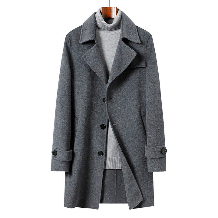 Warmer, klassischer Herren-Wintermantel in Schwarz. Maßgeschneiderte, elegante Oberbekleidung für Business & Alltag.