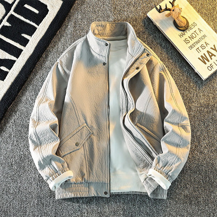 Sportliche Übergangsjacke für Herren, atmungsaktiv, ideal für Freizeit & Stadtausflüge.