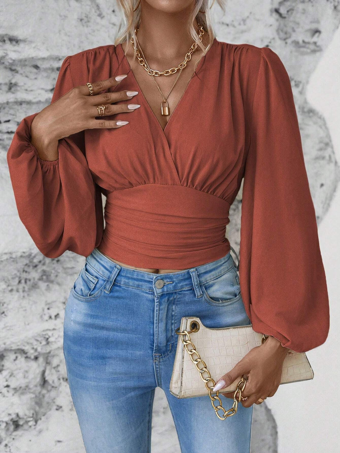 Schickes Damen Wickeltop, Cropped-Schnitt, mit modernen Ballonärmeln und einer schmeichelhaften Taillenraffung.