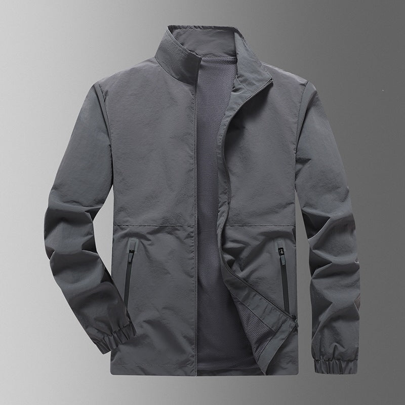 Detailaufnahme der Reißverschlusstaschen an der leichten Herren Windjacke, hoher Kragen, praktisch & sportlich.