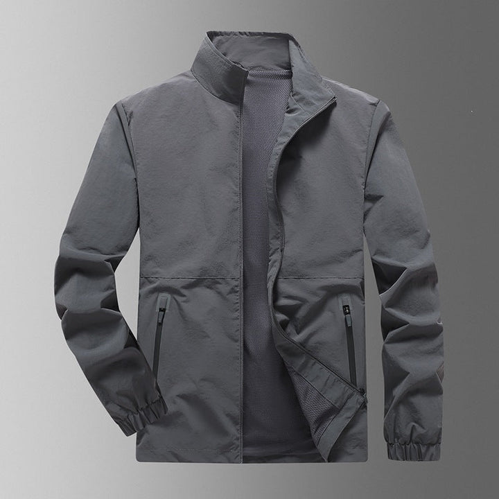 Detailaufnahme der Reißverschlusstaschen an der leichten Herren Windjacke, hoher Kragen, praktisch & sportlich.