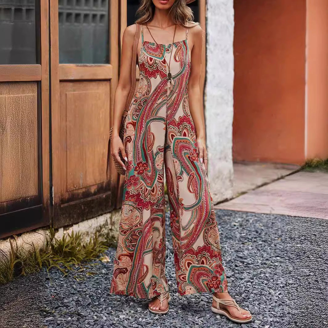 Modischer Damen Jumpsuit im Boho-Stil mit farbenfrohem Paisley-Muster und fließendem weitem Bein.