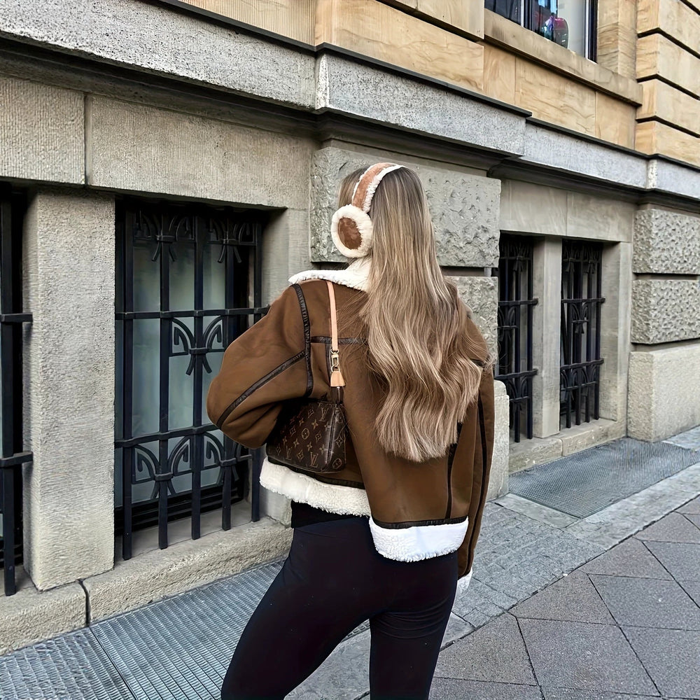 Lässige braune Damen Winterjacke mit Stehkragen. Warme Komfort-Jacke für stilvolle Freizeit & Outdoor.