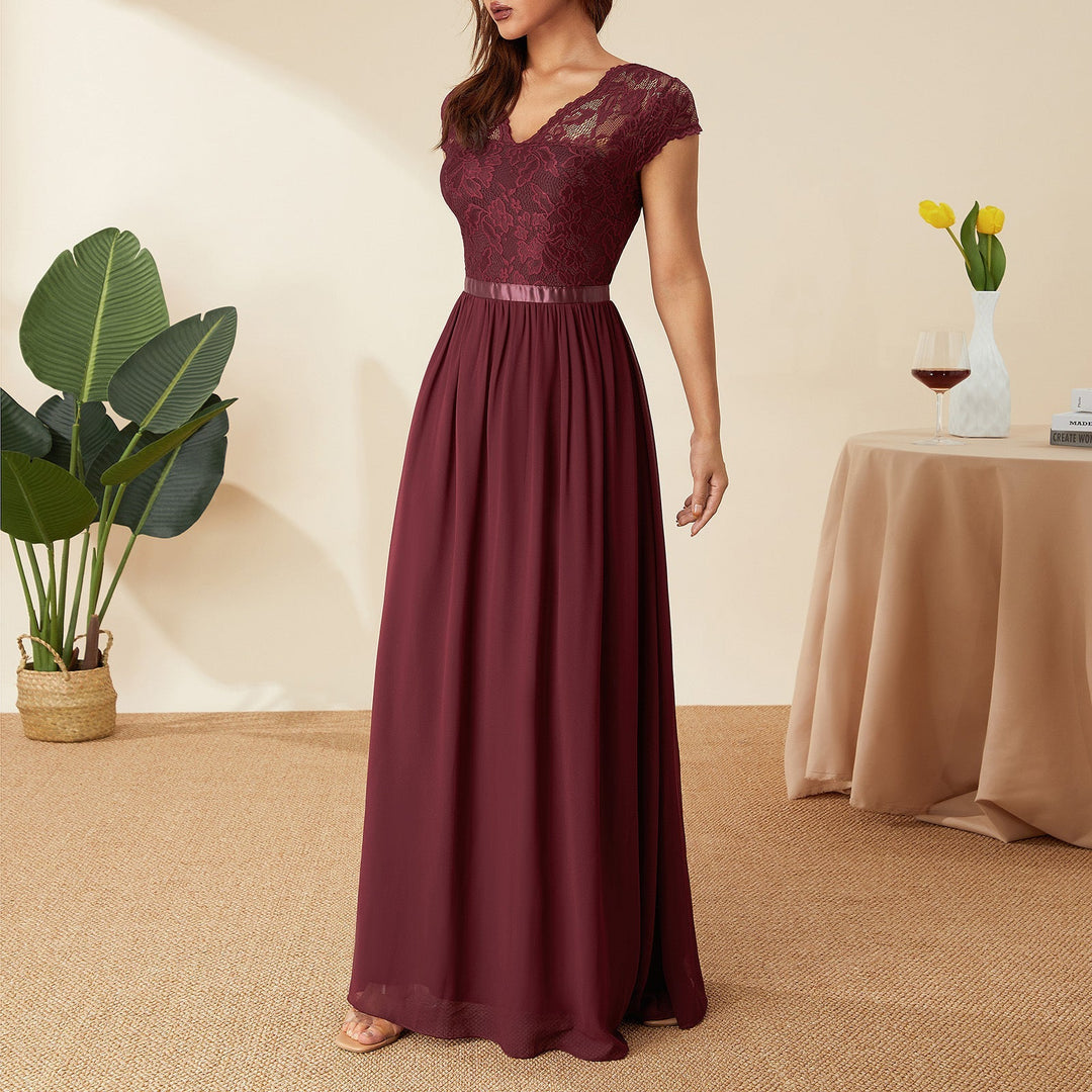 Modernes, elegantes Damenkleid aus Spitze mit V-Ausschnitt, eine stilvolle Wahl für Frauenmode.