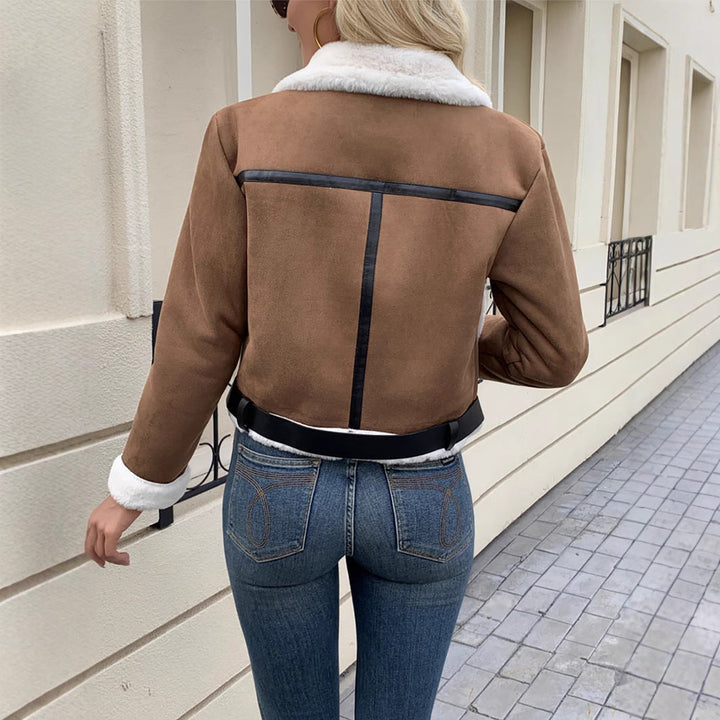Moderne Damen Outerwear: Braune Teddyfelljacke, gemütlich & warm. Perfekt als stilvolle Herbst-/Winterjacke.