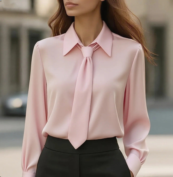 Damen Bluse mit Hemdkragen und integrierter Schleife, perfekt für einen professionellen Business-Look.