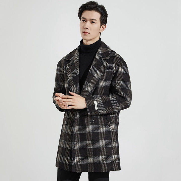Moderner Herren Wintermantel, kariert, Doppelknopf-Design. Stilvoller Business-Look in Schwarz-Grau.
