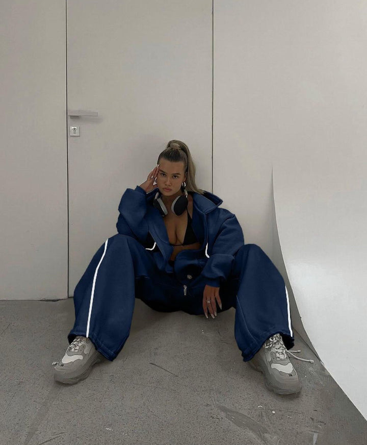 Damenmode Trend: Sportlicher Jogginganzug mit Reißverschluss & modernem weitem Schnitt für jede Figur.