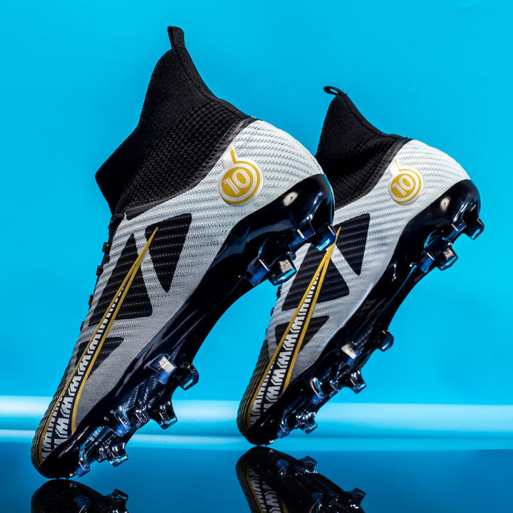 Sportliche Herren Fußballschuhe, knöchelhoch, für alle Böden. Ideal für Rasen, Kunstrasen & Outdoor-Training.