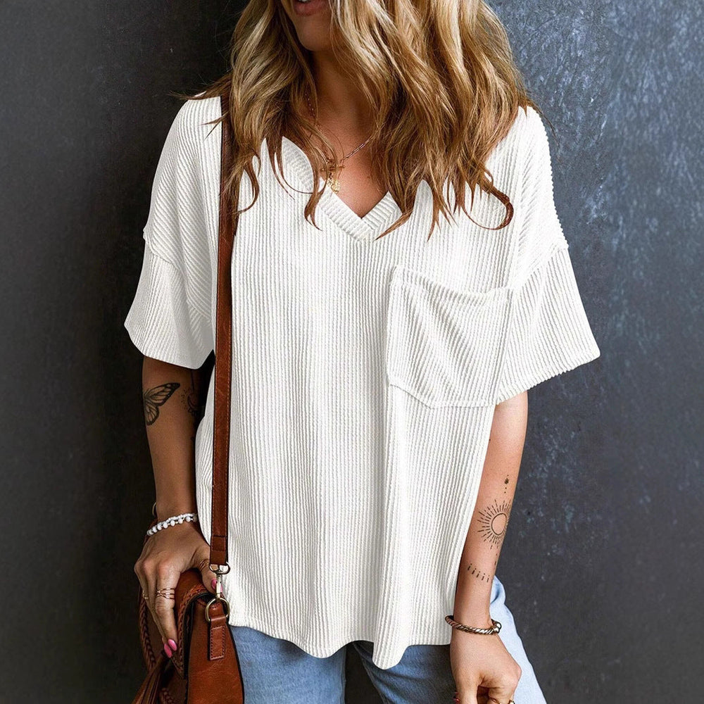 Bequemes Damen Oversize T-Shirt mit V-Ausschnitt und Brusttasche. Perfekt für Freizeit und Sommer.